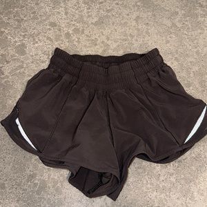Lululemon hotty got low rise lined shorts 2.5